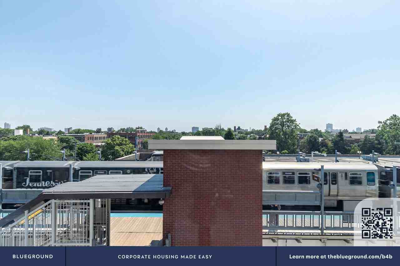 4346 N Honore St #400 - Photo 5 of 28