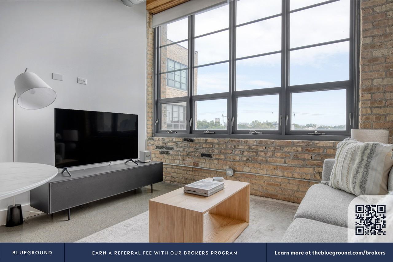 2061 North Southport Avenue - Photo 4 of 34