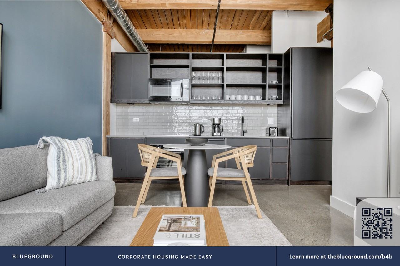 2061 North Southport Avenue - Photo 5 of 34