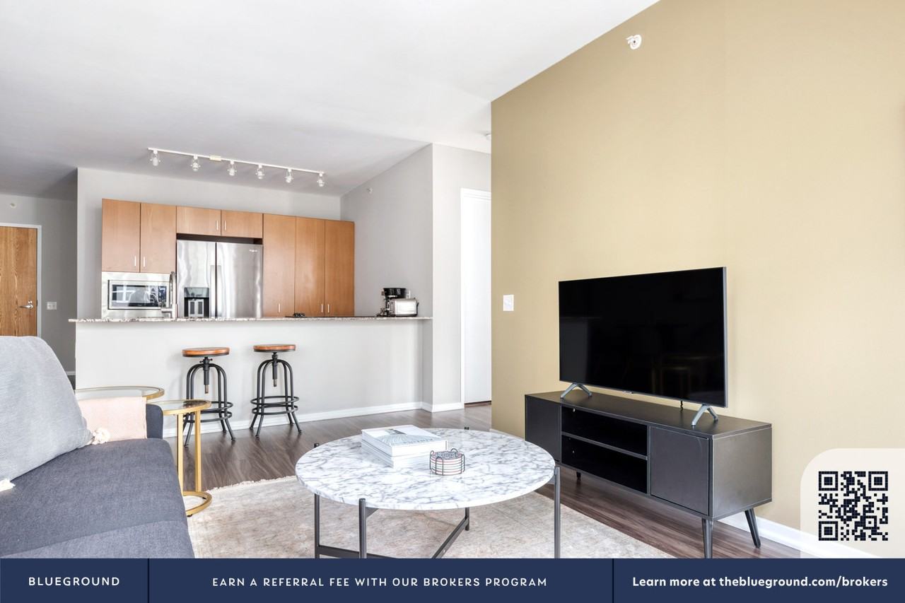 200 East Illinois Street - Photo 5 of 50