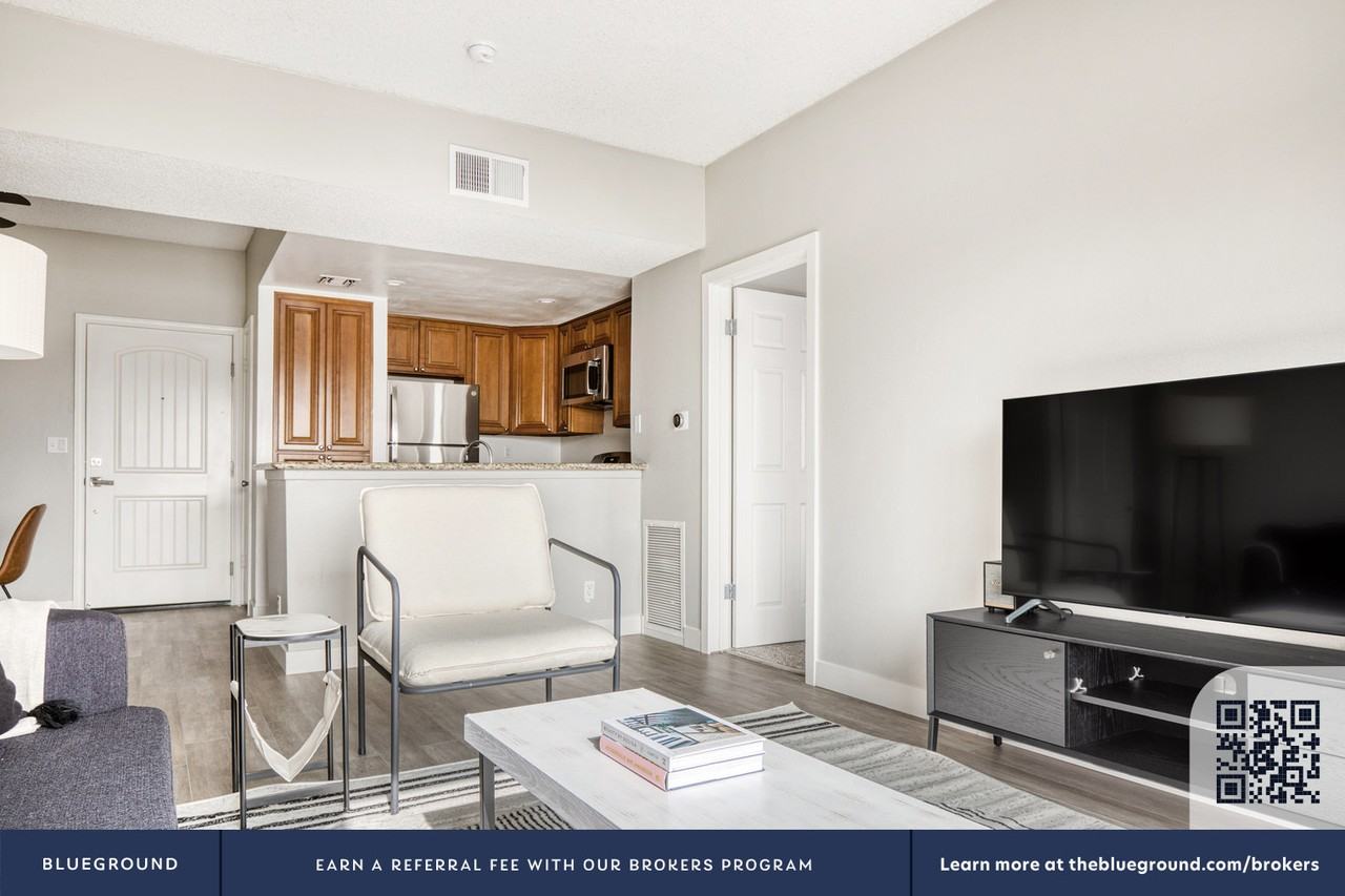 5047 Bakman Avenue - Photo 5 of 53