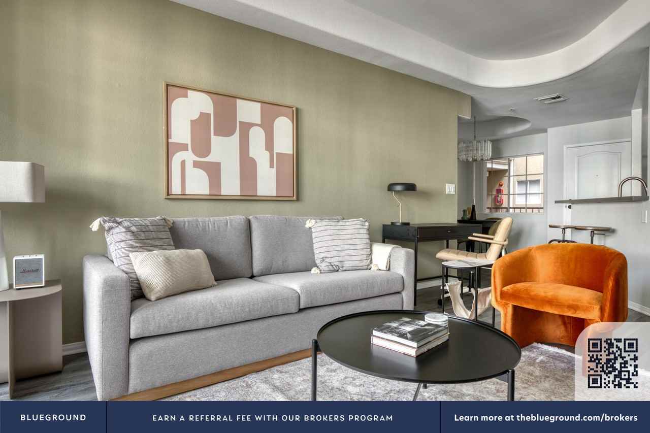 114 North Doheny Drive - Photo 4 of 32