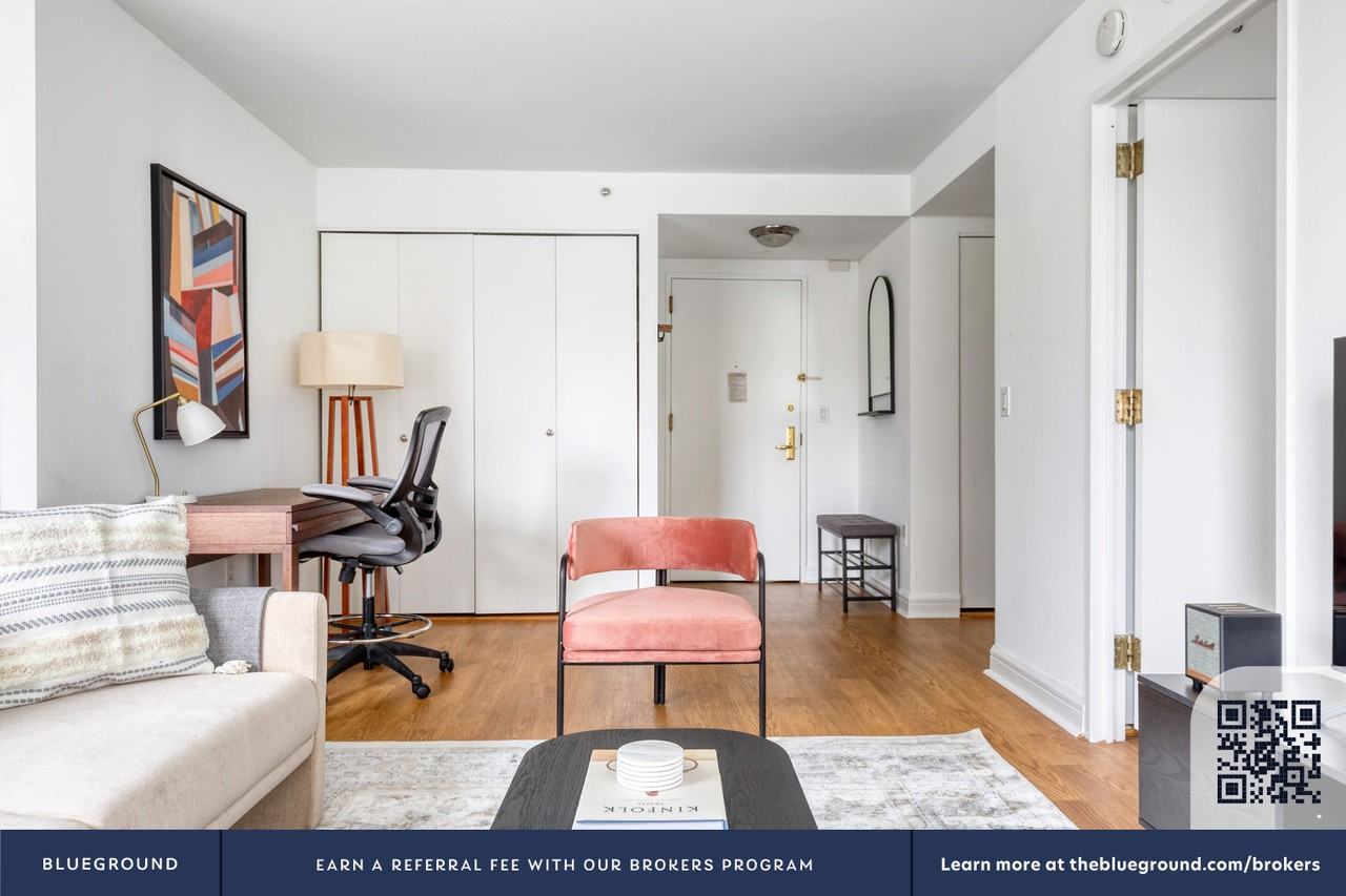 160 Riverside Boulevard - Photo 4 of 32