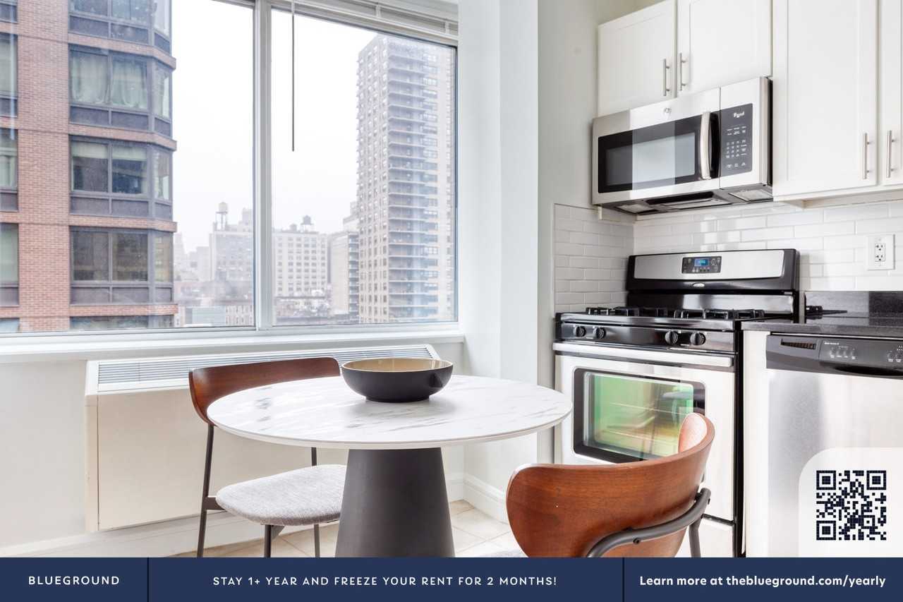 160 Riverside Boulevard - Photo 7 of 32