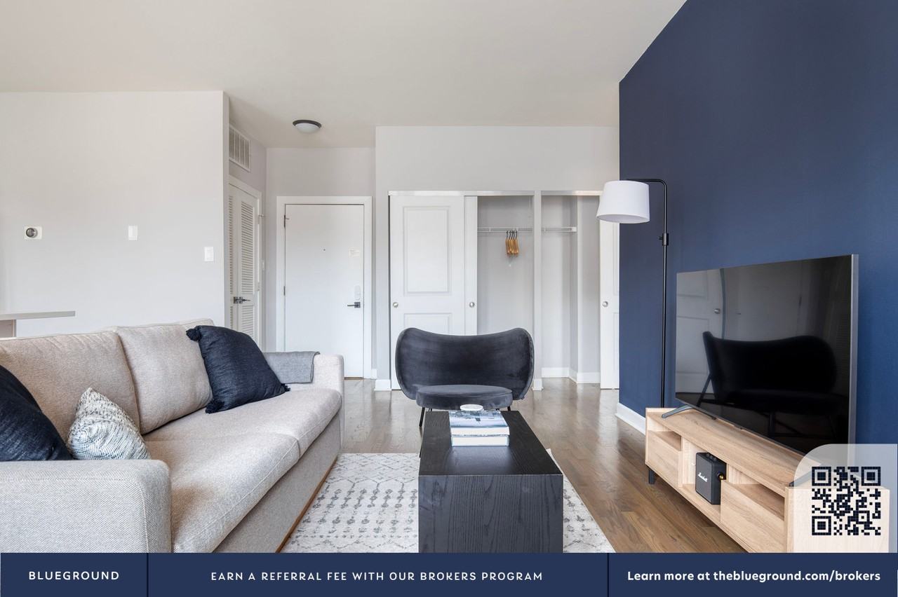 911 West School Street #944 - Photo 4 of 20