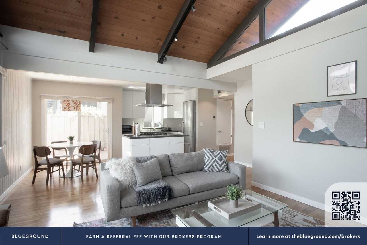 15 Cassandra Way #1607 - Photo 4 of 25