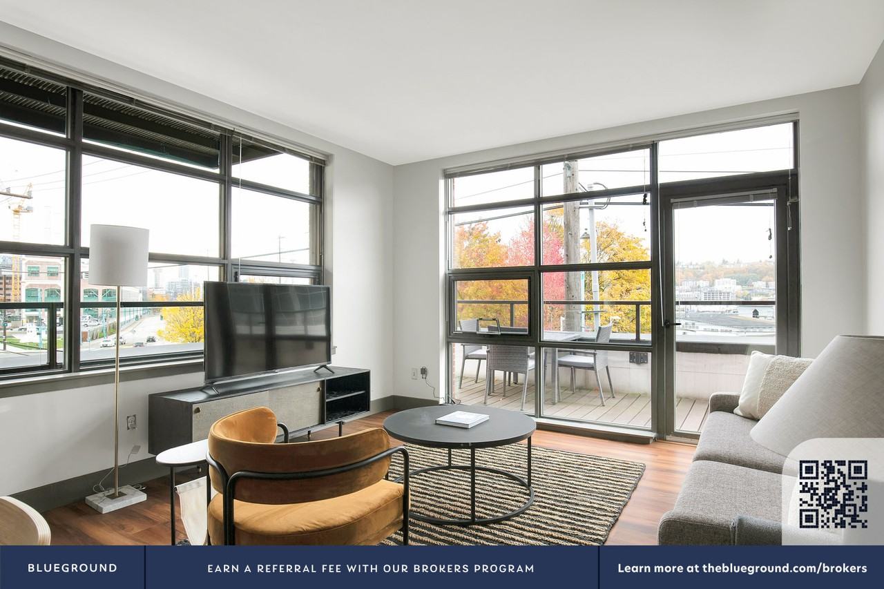 1520 Eastlake Avenue East - Photo 5 of 32