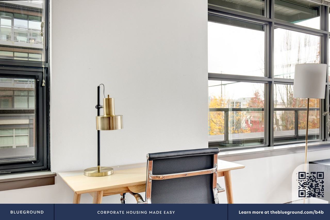 1520 Eastlake Avenue East - Photo 6 of 32