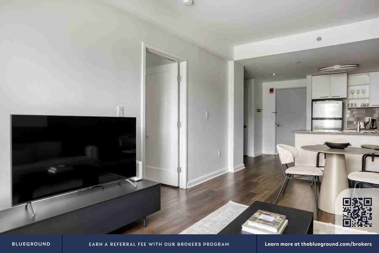 285 3rd St #717 - Photo 4 of 29