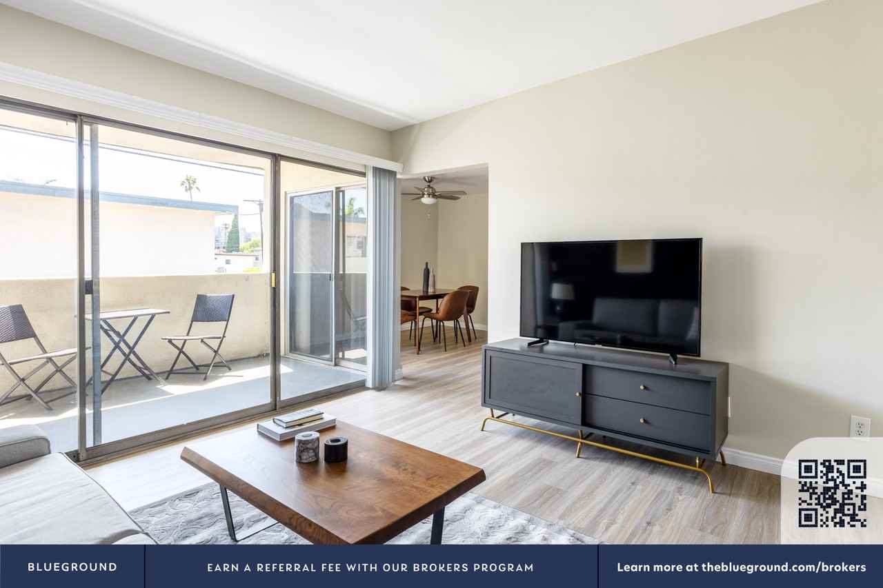 3537 Clarington Avenue - Photo 5 of 37