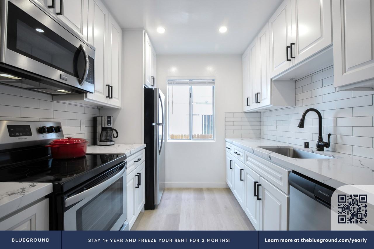 1231 South Bundy Drive - Photo 7 of 35