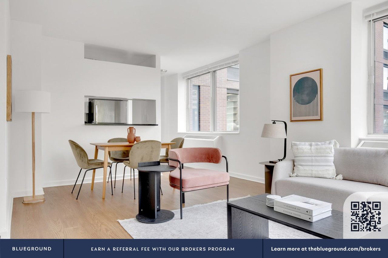 180 Riverside Boulevard - Photo 5 of 34