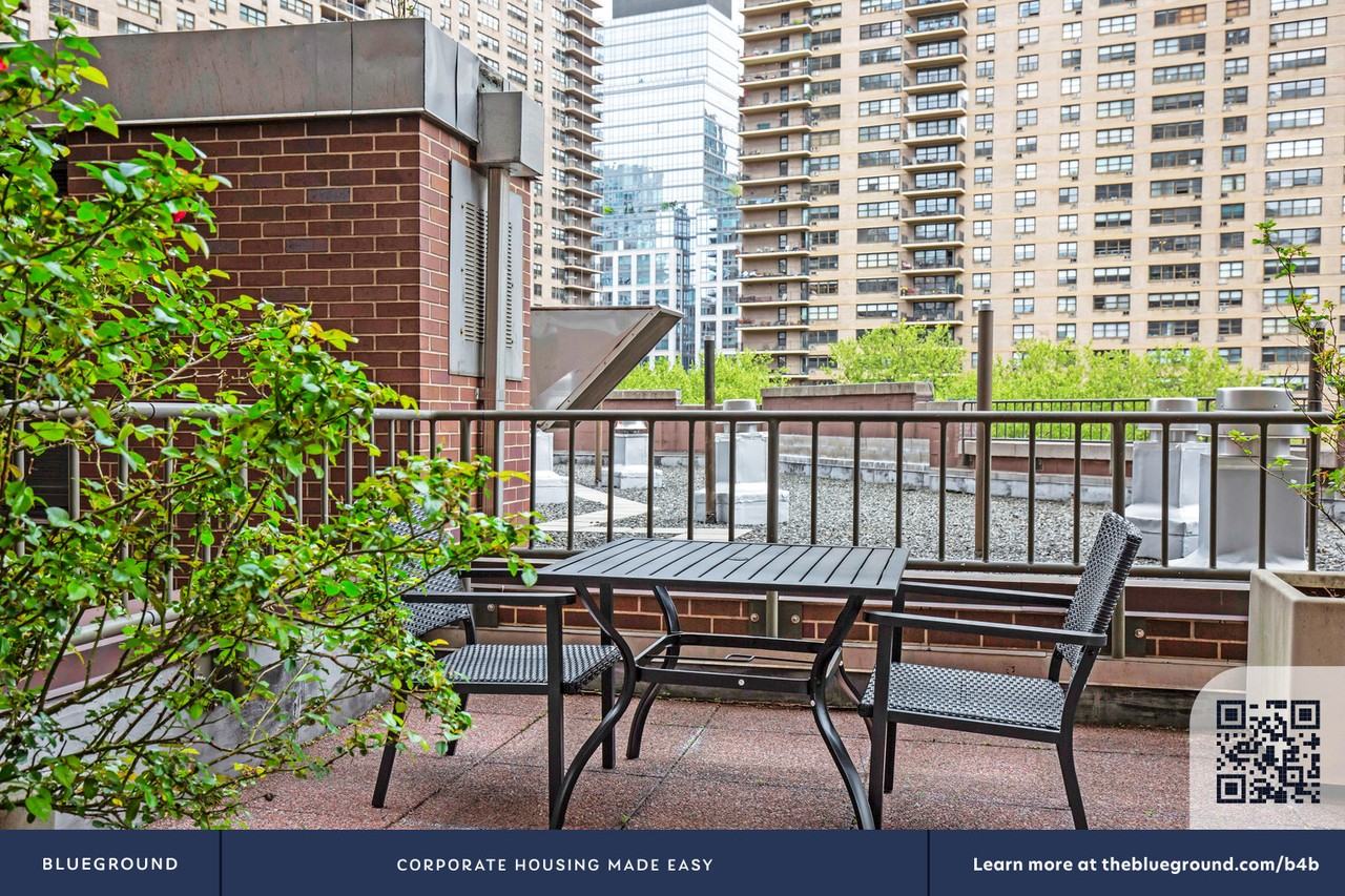 180 Riverside Boulevard - Photo 6 of 34