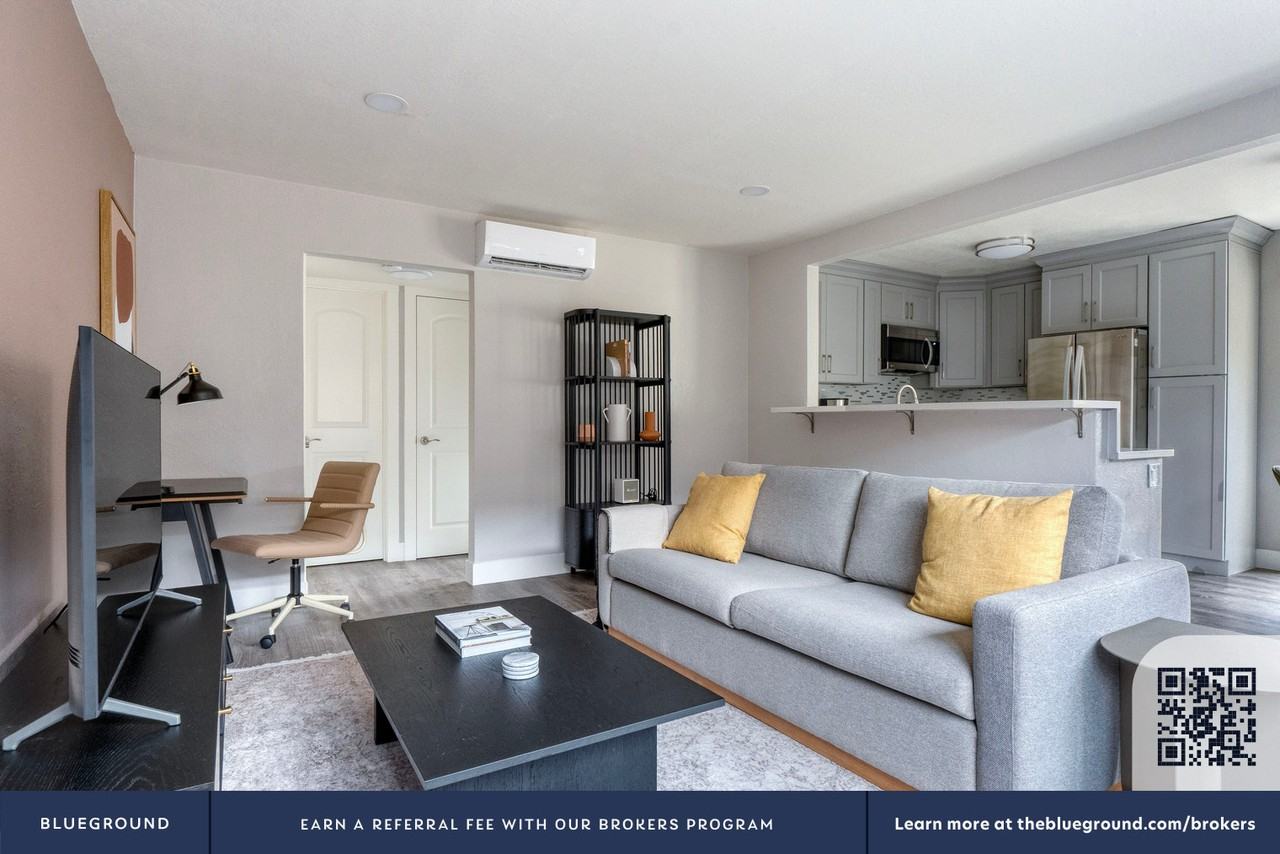 906 Burbank Drive - Photo 5 of 33