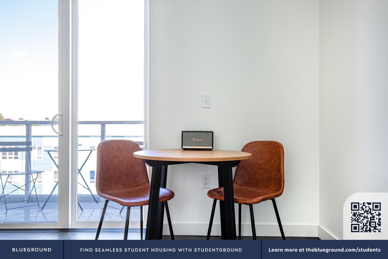 118 Broadway East - Photo 7 of 90