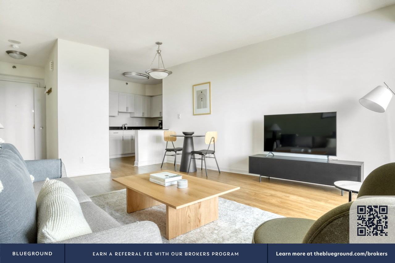 1801 Crystal Dr #558 - Photo 4 of 28