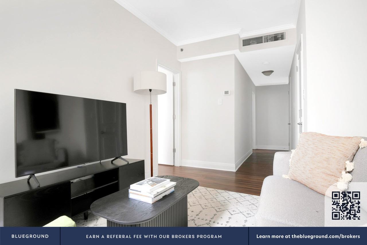 200 East Chestnut Street - Photo 4 of 34