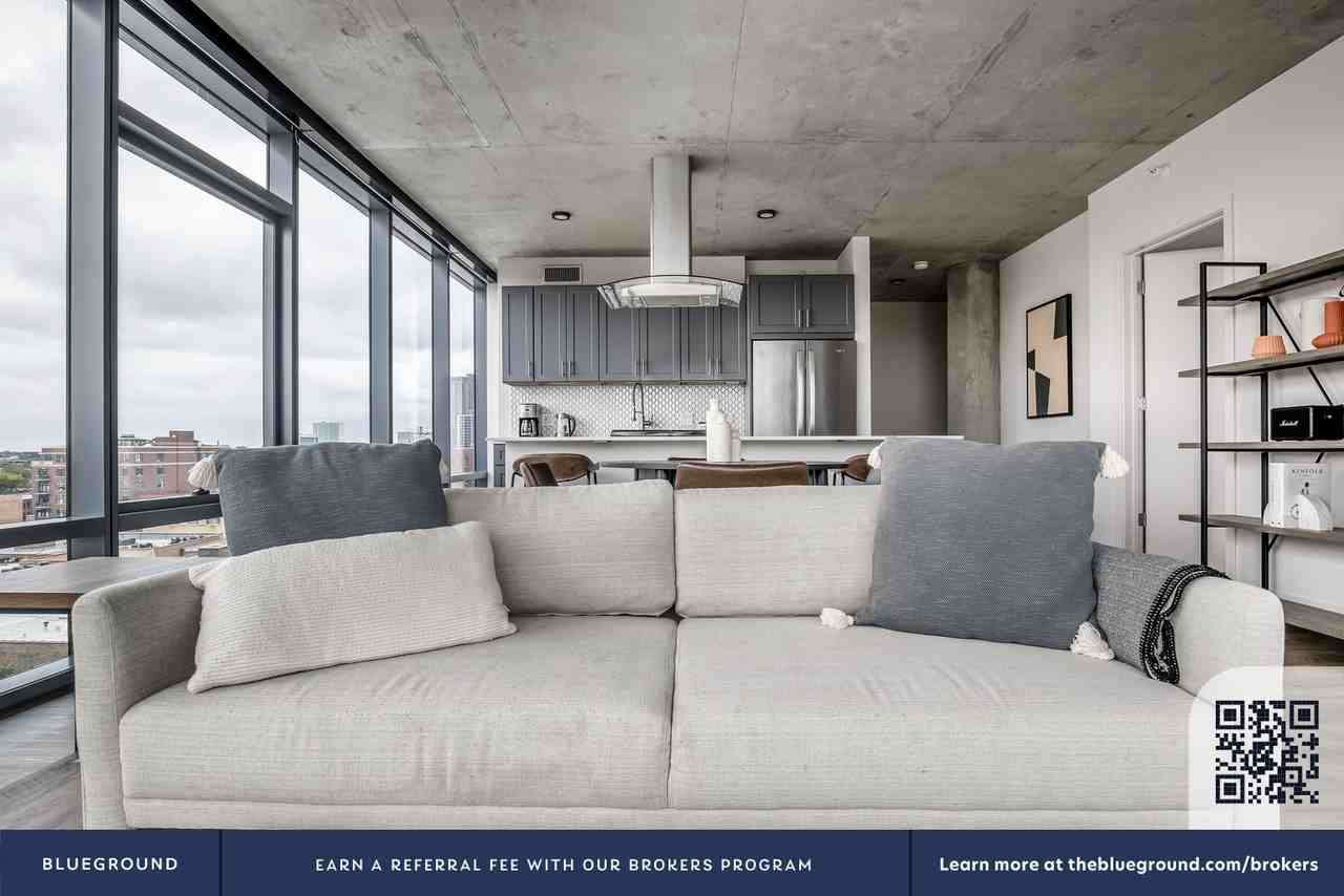 450 West Belmont Avenue - Photo 4 of 46