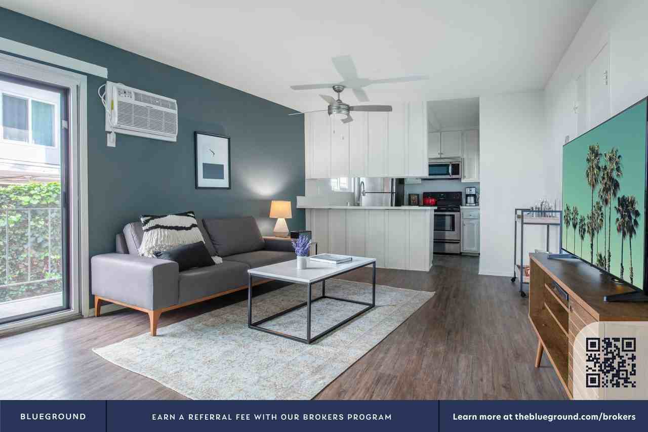 10989 Rochester Avenue - Photo 4 of 65