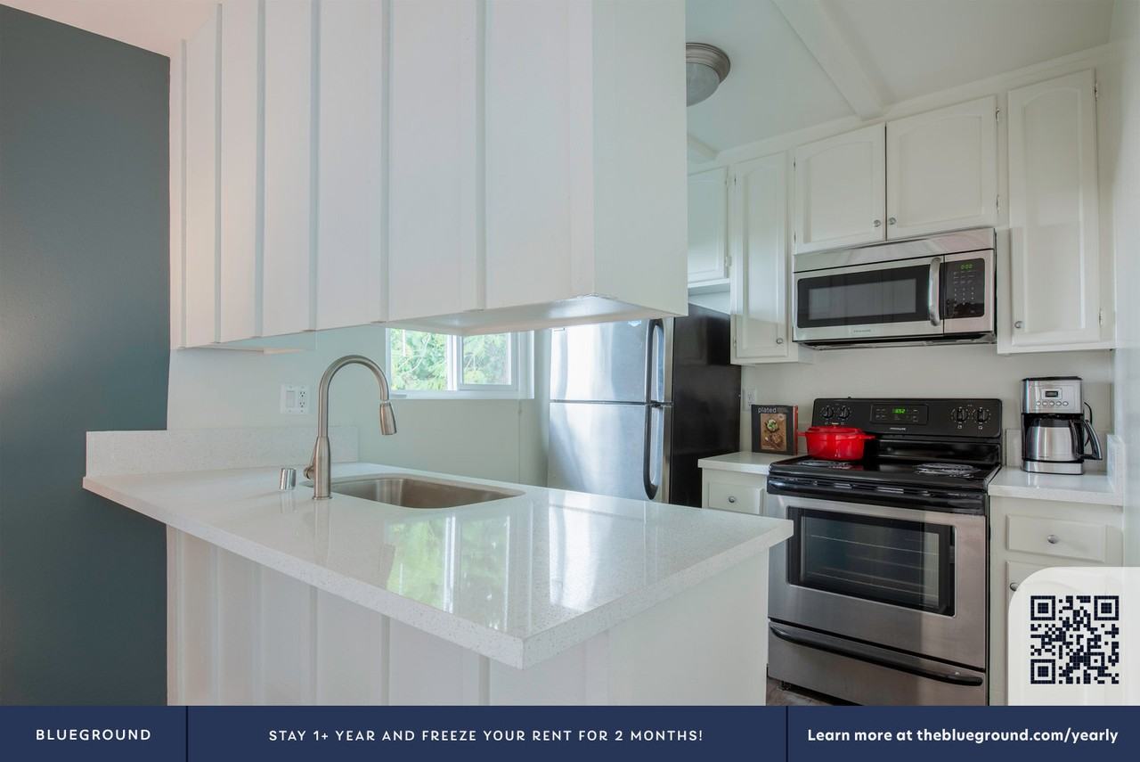 10989 Rochester Avenue - Photo 7 of 65