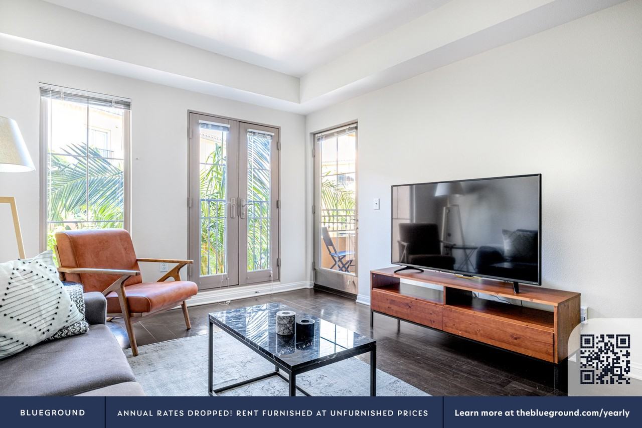 7270 W Manchester Ave #412 - Photo 3 of 35