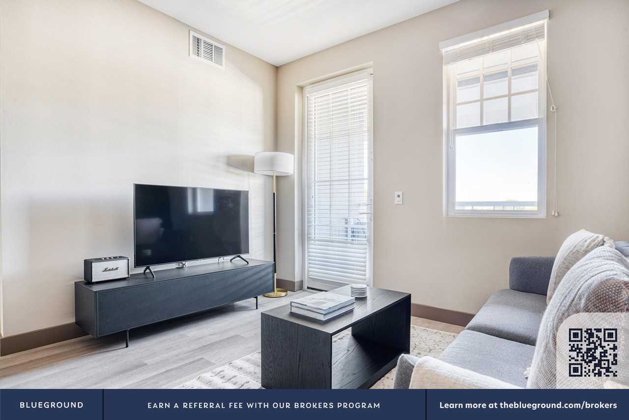 920 Bayswater Avenue - Photo 4 of 46