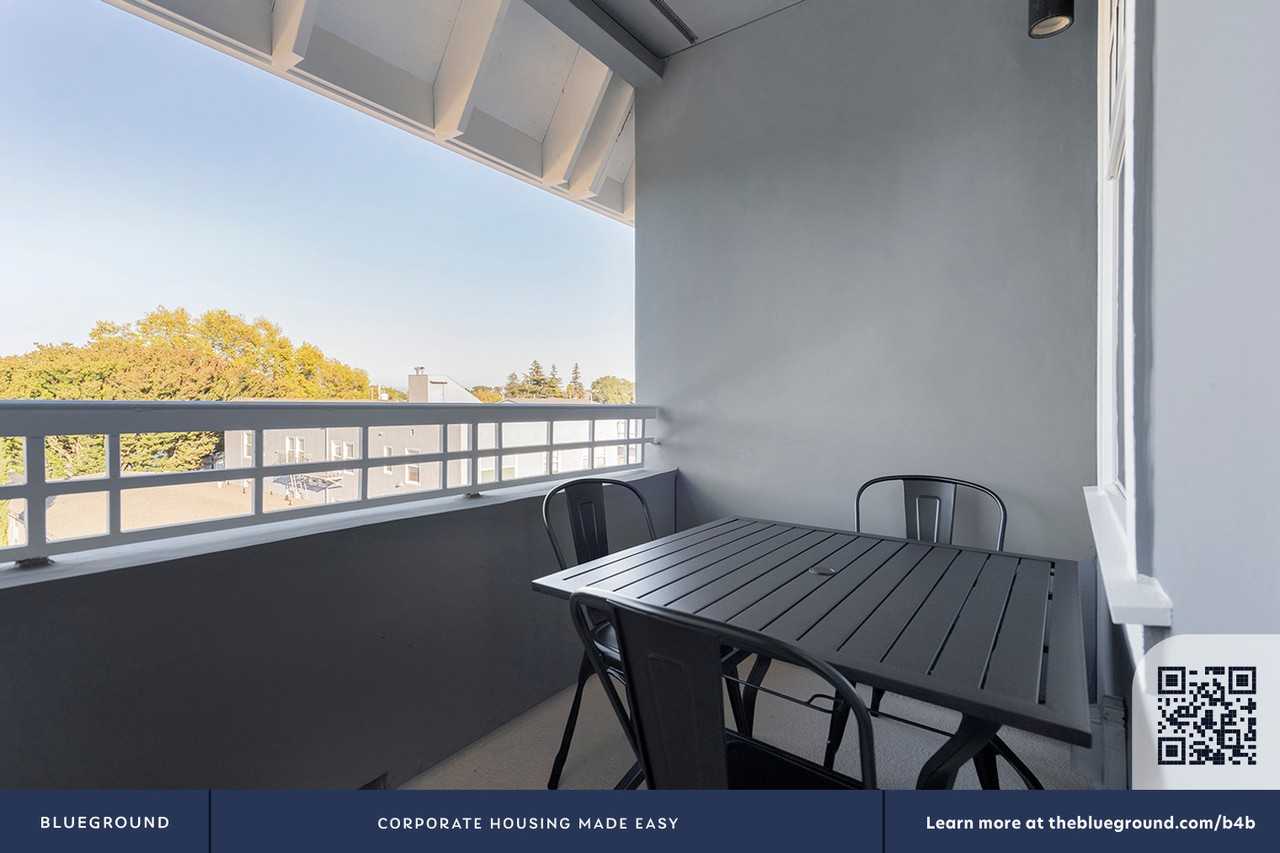 920 Bayswater Avenue - Photo 5 of 46