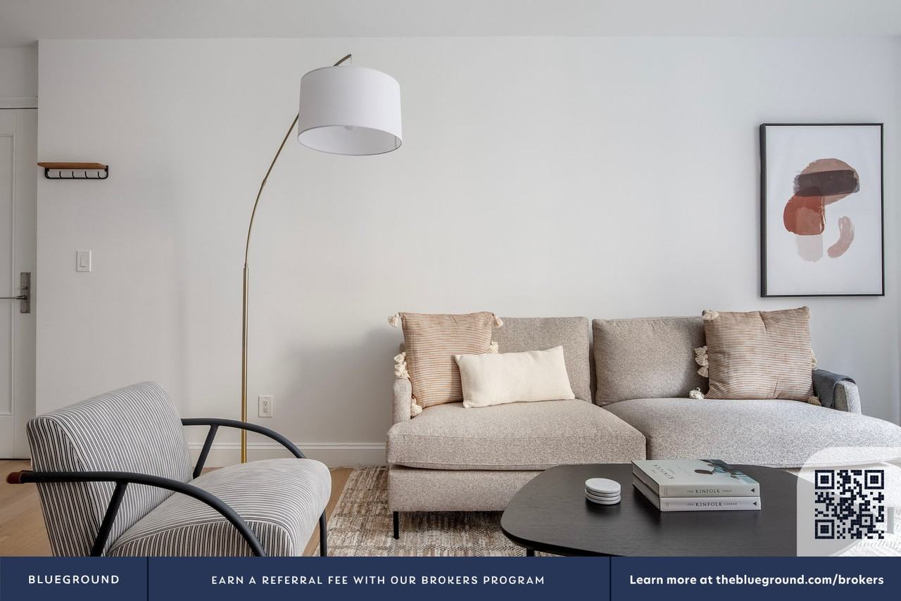 160 East 48th Street - Photo 5 of 35