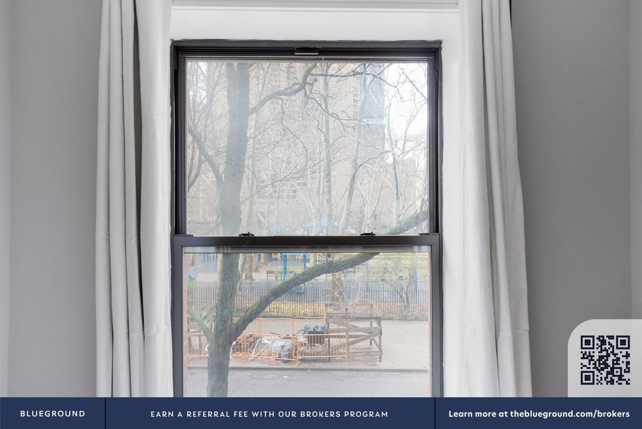 330 East 35th Street #1053 - Photo 4 of 19