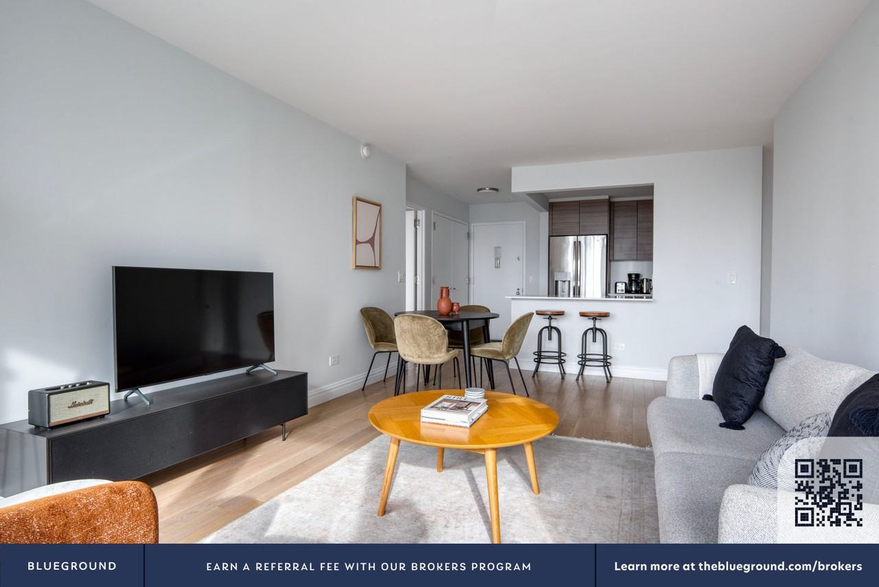 235 West 48th Street - Photo 5 of 31