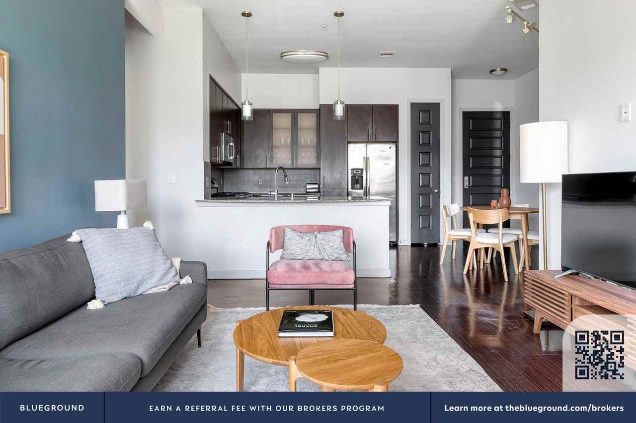 5550 Grosvenor Boulevard - Photo 5 of 63