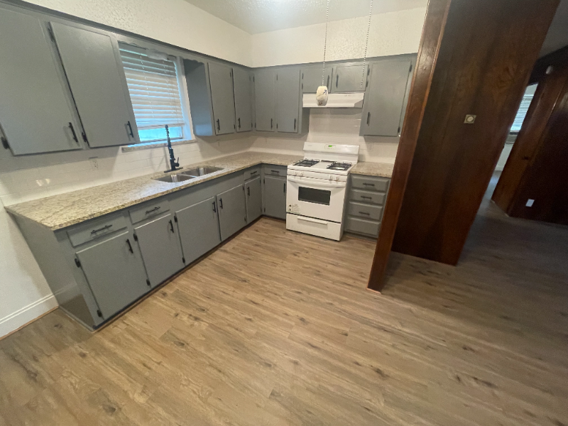 1610 Dellis St - Photo 2 of 8