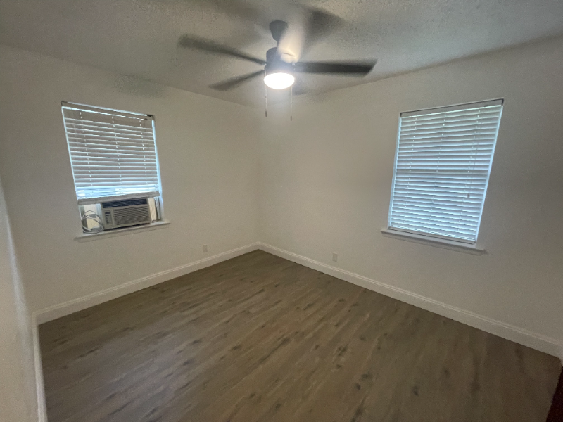 1610 Dellis St - Photo 6 of 8