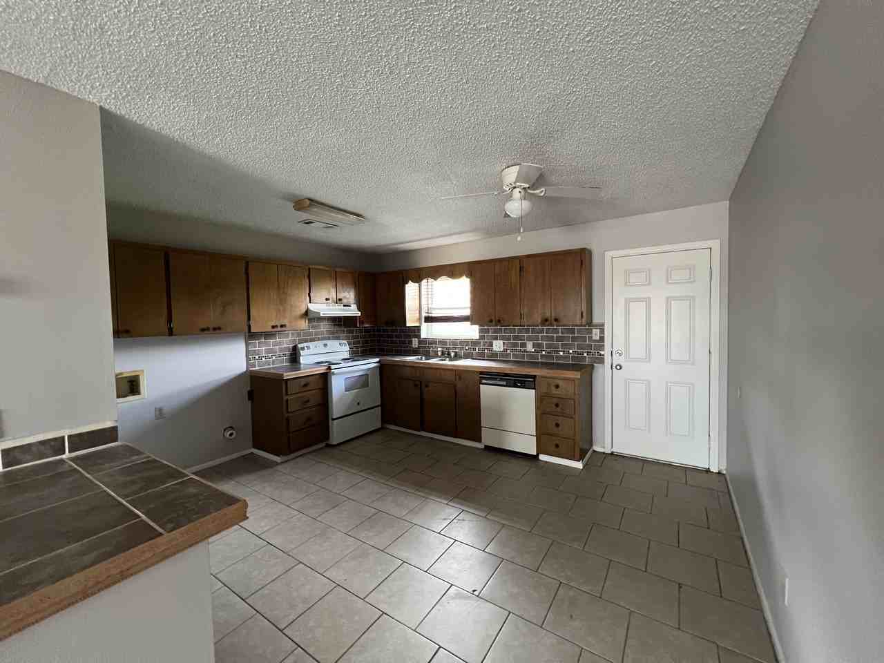 1601 University Pkwy #9 - Photo 4 of 10
