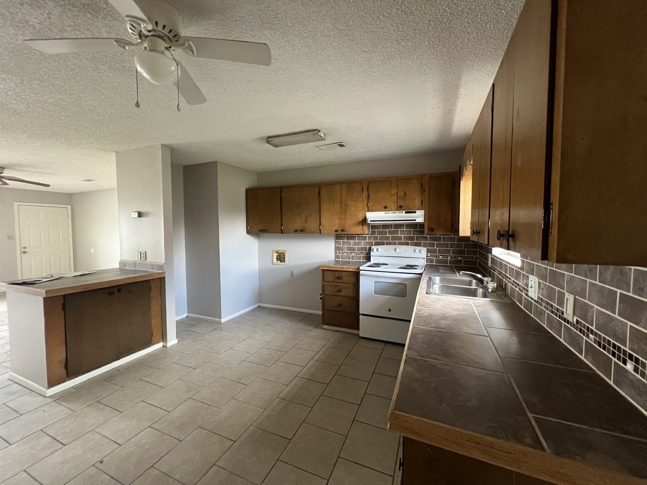 1601 University Pkwy #9 - Photo 5 of 10