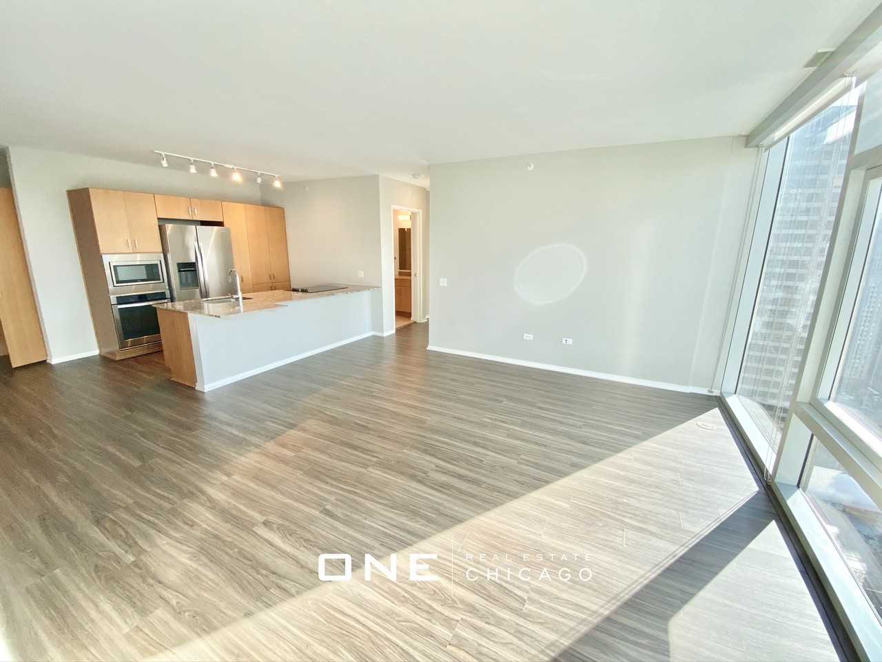 240 E Illinois St - Photo 4 of 16