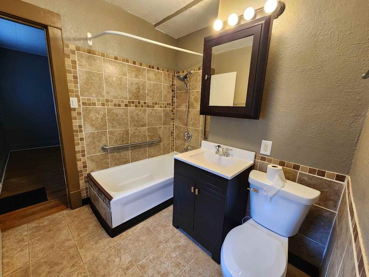 1126 Columbia St #1 - Photo 6 of 9