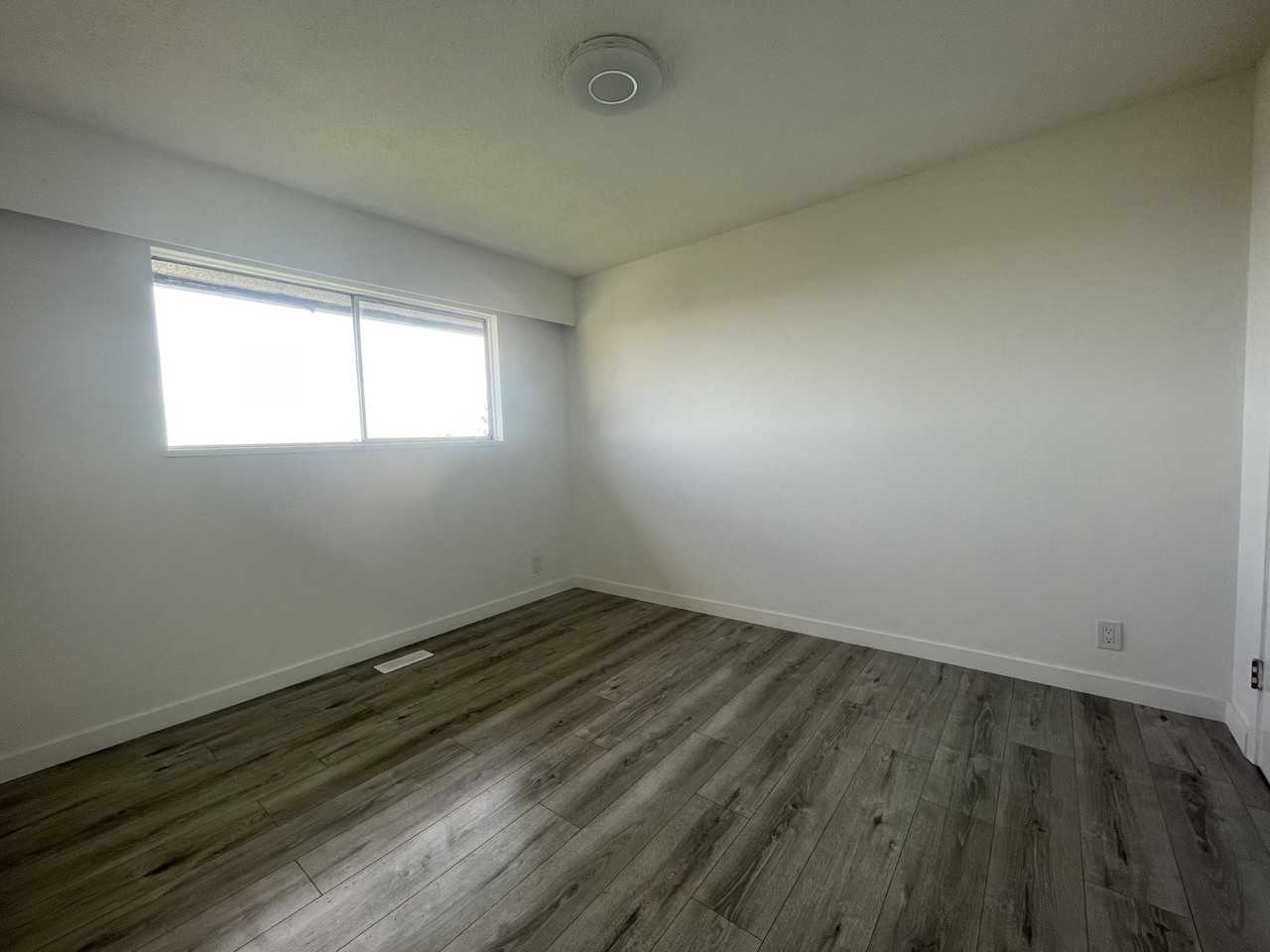 5470 44 Avenue - Photo 3 of 6