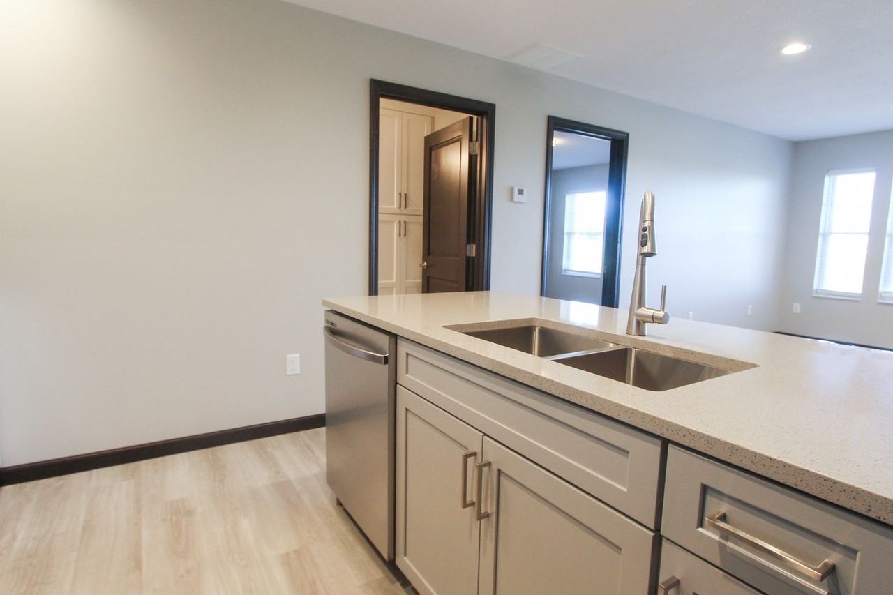 2000 Legacy Ln #207 - Photo 5 of 28