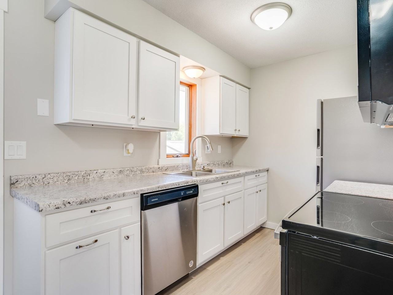 1124 10th Ave N - Photo 2 of 27