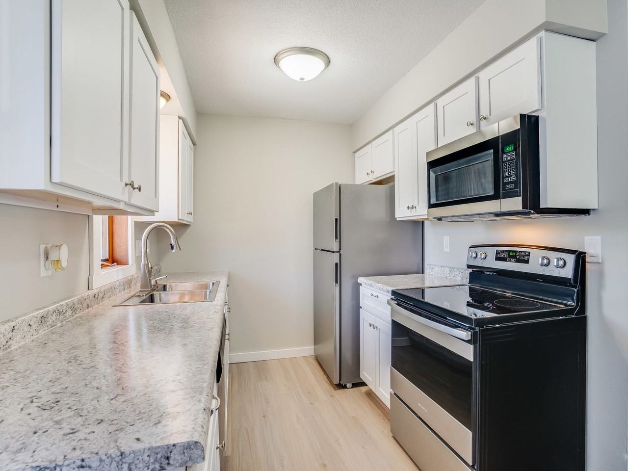 1124 10th Ave N - Photo 3 of 27