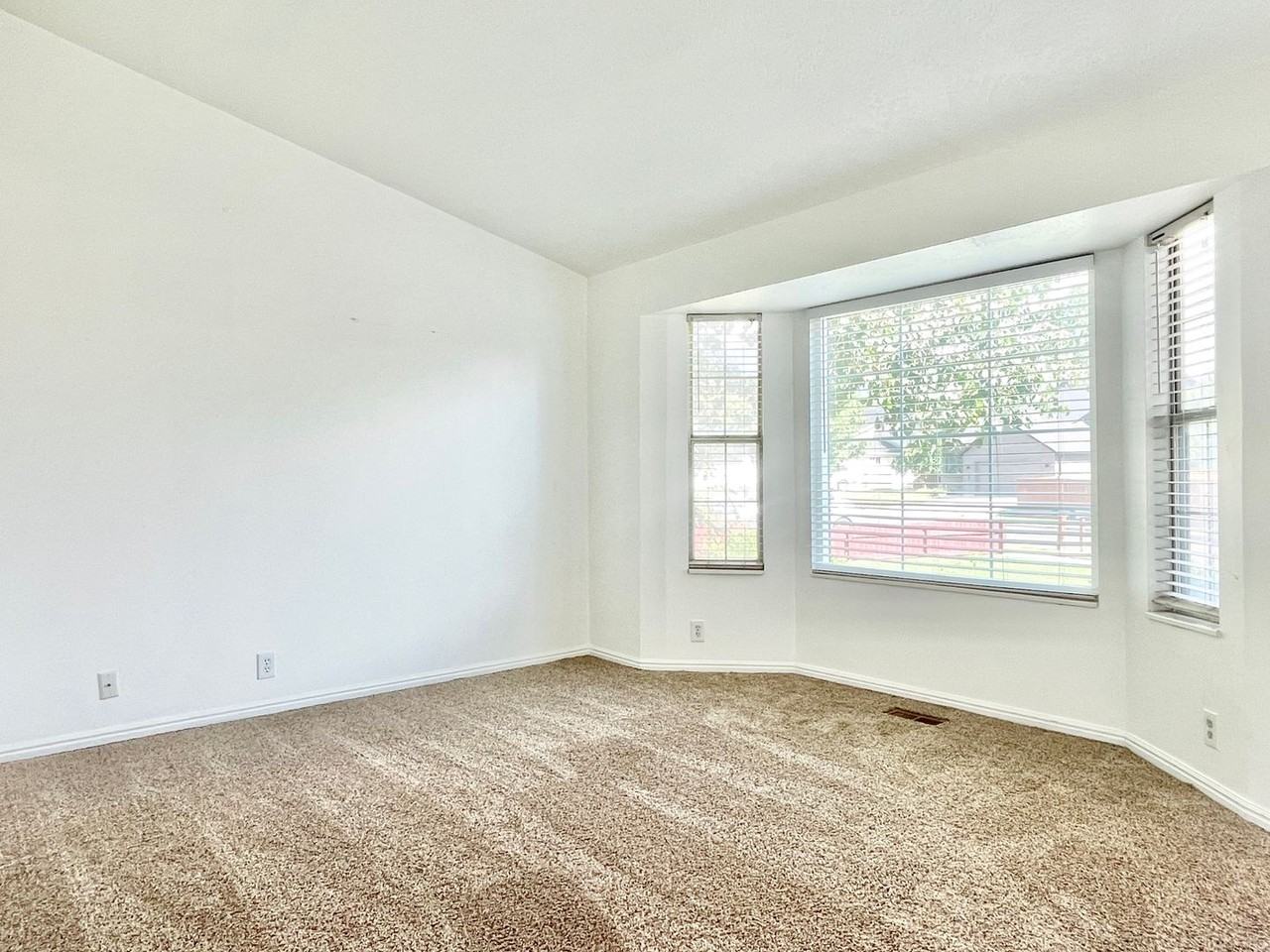 617 E Orangewood Ln - Photo 3 of 35