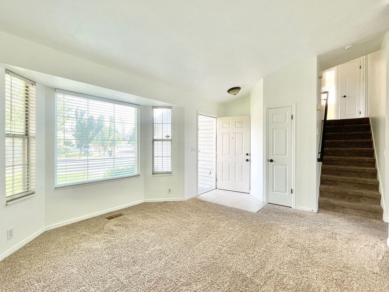 617 E Orangewood Ln - Photo 4 of 35
