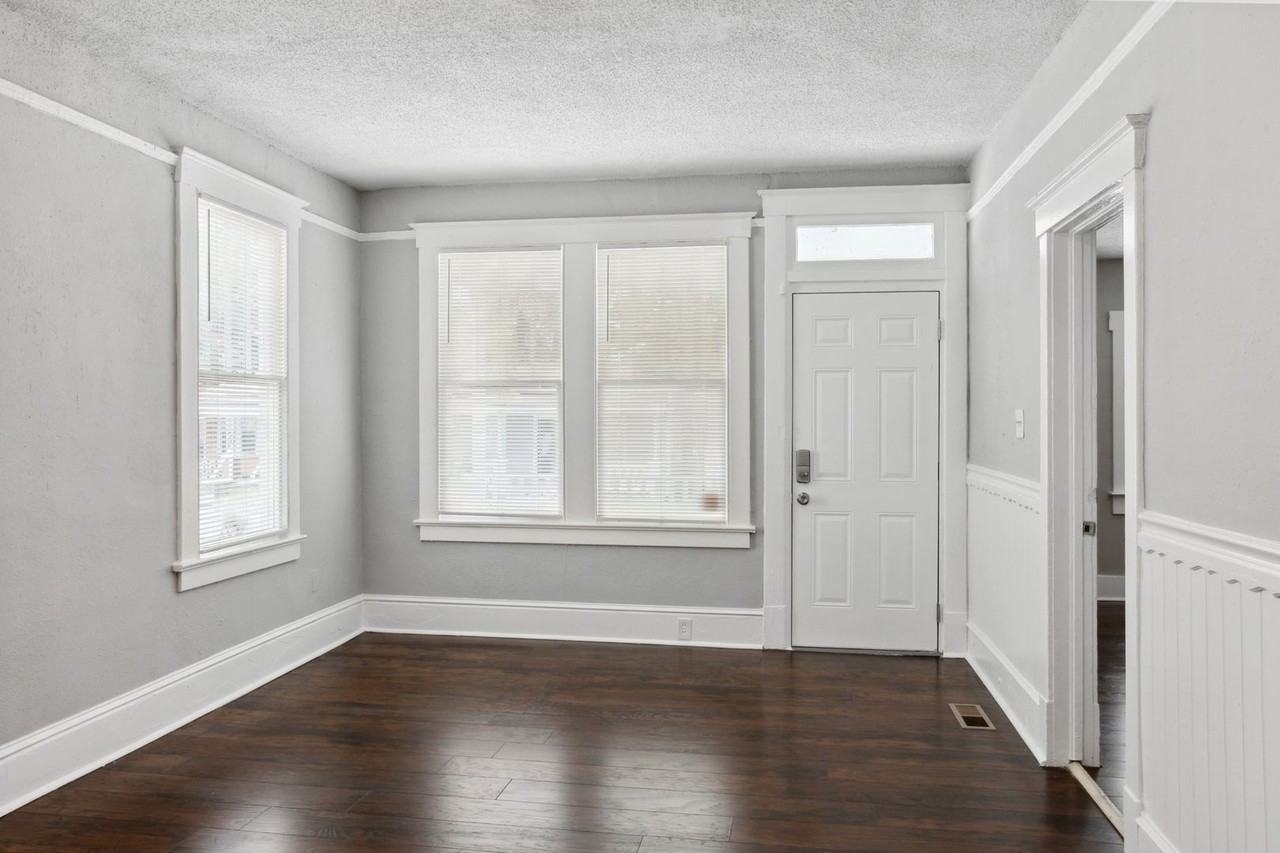 923 W Victory Dr - Photo 2 of 23