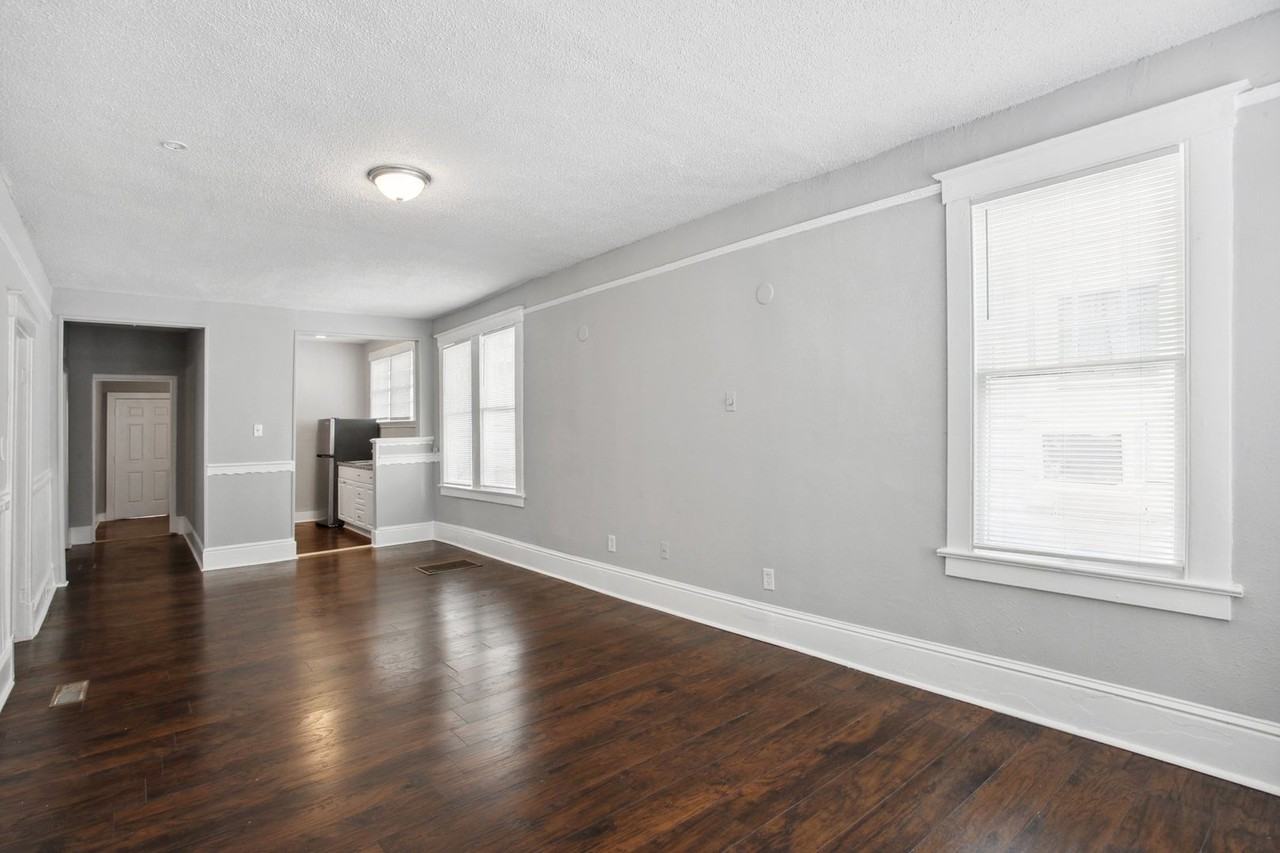 923 W Victory Dr - Photo 5 of 23