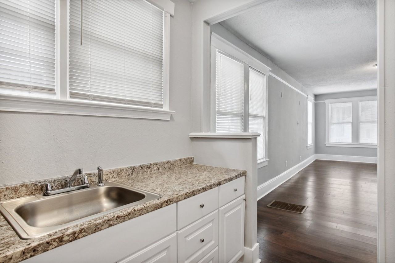 923 W Victory Dr - Photo 7 of 23