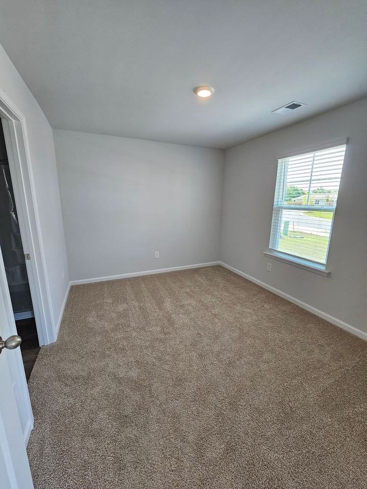 223 Cleat Dr - Photo 3 of 11