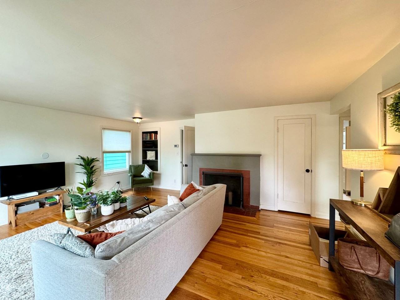 1530 Ne 92nd St - Photo 2 of 15