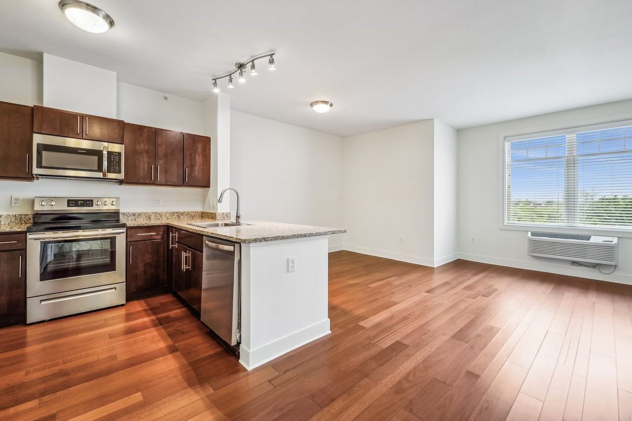 Meridia Main Station - Photo 5 of 37