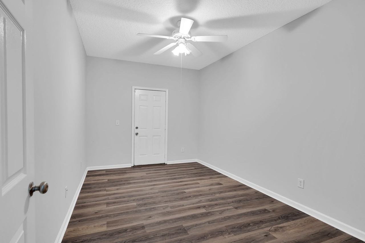 8305 Homeport Ct - Photo 5 of 28